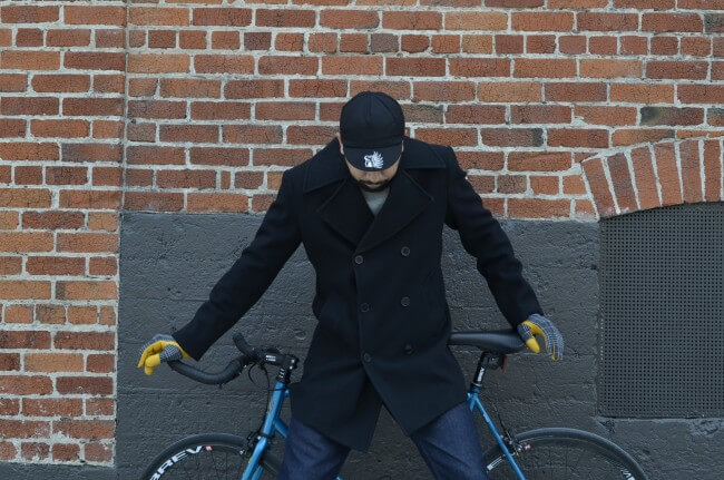 man with bike model for elite gloves